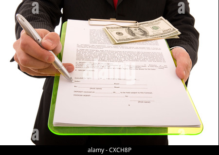 Business-Mann zeigt der Stelle wo der Verkäufer den Vertrag (hausgemachte Vertrag) unterschreiben muss Stockfoto