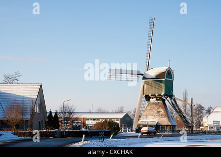 Windmühle in Holland während des Winters. Stockfoto