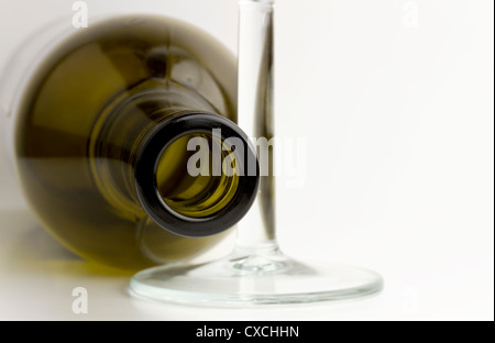 Leere grüne Glas Wein Flasche mit Stiel Weinglas. Stockfoto