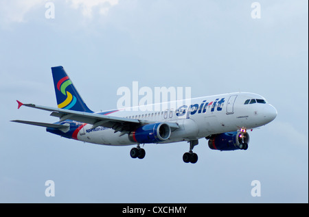 Spirit Airlines Airbus A320 Landung am internationalen Flughafen Fort Lauderdale, Florida am Labor Day 2012 vorbereiten Stockfoto