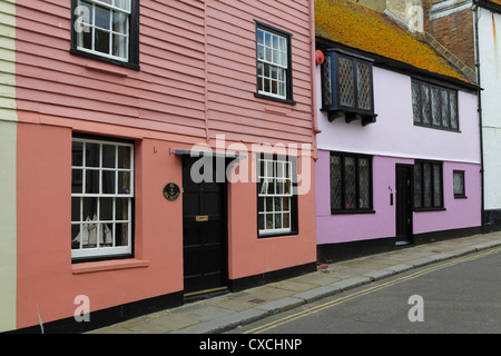 Bunte terrassenförmig angelegten Bungalows in Hastings alte Stadt East Sussex England UK GB Stockfoto