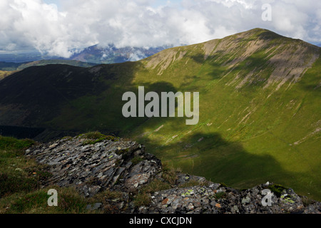 Mit Blick auf Grisedale Pike aus Hobcarton Crag auf Hopegill Kopf in den Lake District National Park, Cumbria. Stockfoto