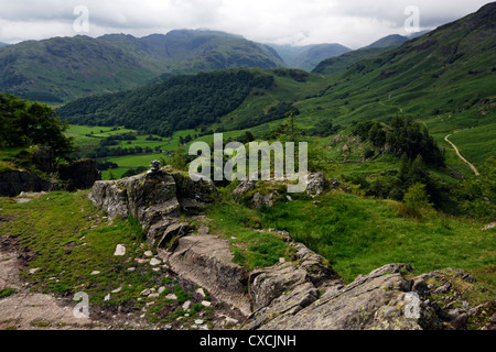 Blick über Cumbria Weg von den Hängen des Schloss-Felsen in der Nähe von Grange in den Lake District National Park, Cumbria. Stockfoto