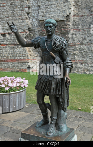 Statue des Roman Emperor Trajan neben dem Tower of London, central London, UK zu sein glaubte. Stockfoto