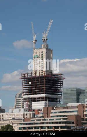 Von der Themse, London, UK betrachtet 20 Fenchurch Street (The Walkie-Talkie) während der Bauphase (August 2012). Stockfoto