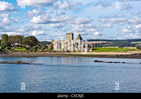 St. Colm Abtei auf der kleinen Insel Inchcolm im Firth of Forth gegenüber Edinburgh in Schottland vom Süden aus gesehen Stockfoto