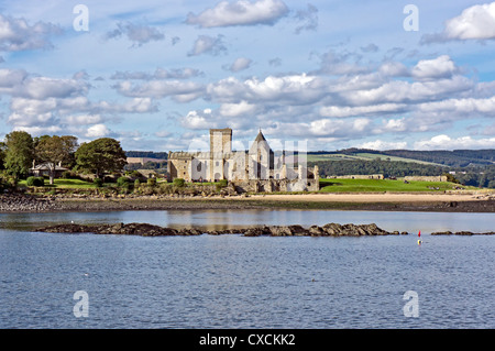 St. Colm Abtei auf der kleinen Insel Inchcolm im Firth of Forth gegenüber Edinburgh in Schottland vom Süden aus gesehen Stockfoto