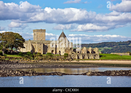 St. Colm Abtei auf der kleinen Insel Inchcolm im Firth of Forth gegenüber Edinburgh in Schottland vom Süden aus gesehen Stockfoto