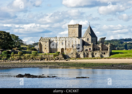 St. Colm Abtei auf der kleinen Insel Inchcolm im Firth of Forth gegenüber Edinburgh in Schottland vom Süden aus gesehen Stockfoto