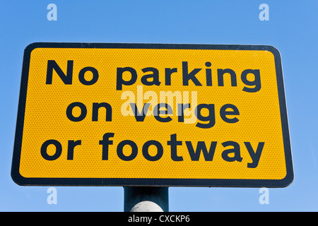 Ein Verkehrsschild Straße in England: "Keine Parkplätze am Rande oder Fußweg" Stockfoto