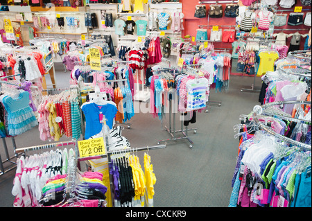 Kinderbekleidung auf Gestellen im store Stockfoto