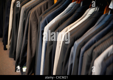 Herren Anzug Jacken in Bekleidungsgeschäft Stockfoto