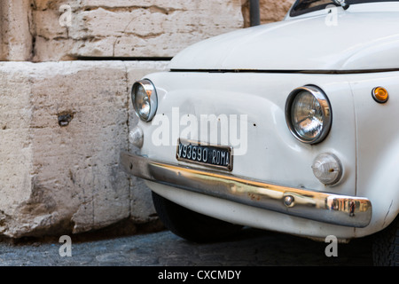 Detail von der Vorderseite des einen Fiat 500 auf den Straßen von Rom, Roma, Italy, Italia, Europa Stockfoto