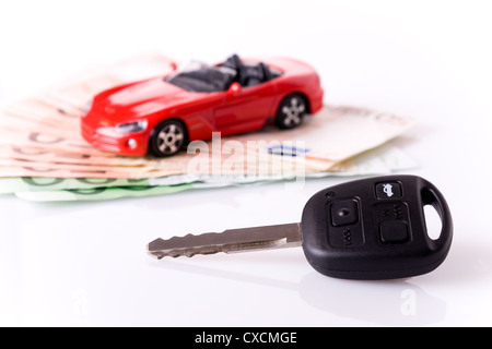 Neuwagen Konzept - Schlüssel und ein rotes Auto mit Euro-Banknoten (selektiven Fokus auf den Schlüssel) Stockfoto