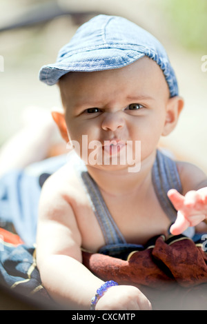 Sechste Reittiere alte Baby Boy Porträt Stockfoto