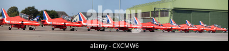 Die Royal Air Force Red Arrows aufgereiht auf dem Rollfeld Stockfoto