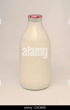 Flasche teilentrahmte Milch Stockfoto