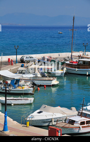 Der Hafen von Milos auf der griechischen Insel Agistri, Griechenland Stockfoto