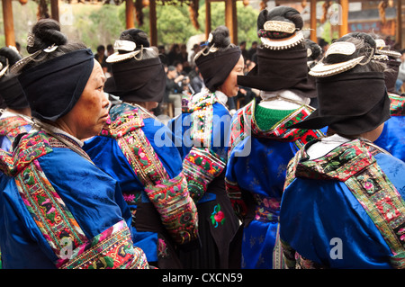 Eine Gruppe von Miao ältere Sängerinnen mit traditionellen Verschleiß und Silber Kopfschmuck, Xijiang Dorf, China Stockfoto