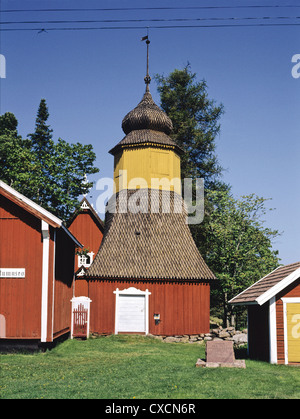 Die Irjanne Kirche wurde im Jahre 1731 errichtet, und der Glockenturm wurde im Jahre 1758 in Eurajoki, Finnland gebaut. Stockfoto