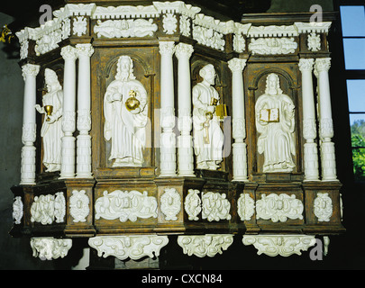 Reliefskulptur auf der Kanzel in der St.-Petri Kirche (Pyhän Pietarin Kirkko) von Siuntio, Finnland Stockfoto