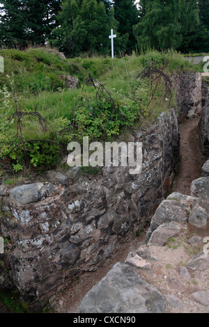 Kreuzen Sie Le Linge, Vosges Berge Elsass Frankreich erste Weltkrieg Schlachtfeld, Gräben markiert den letzten Leiche des französischen Soldaten gefunden Stockfoto