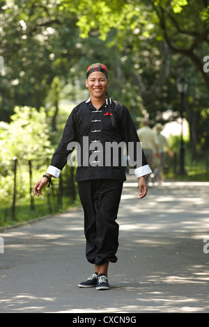 Mann in traditionelle asiatische Kleidung Wandern im park Stockfoto