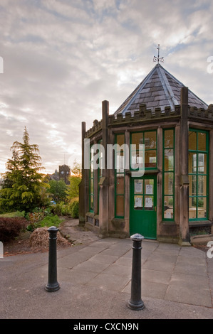 Nahaufnahme der Round House (historische C 19 achteckigen Pavillon) im wunderschönen, ruhigen, gepflegten Dorf Park - Grange Park, Burley-in-Wharfedale, England. Stockfoto