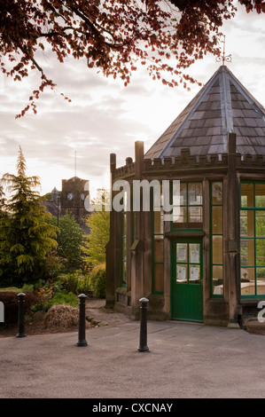 Nahaufnahme der Round House (historische C 19 achteckigen Pavillon) im wunderschönen, ruhigen, gepflegten Dorf Park - Grange Park, Burley-in-Wharfedale, England. Stockfoto