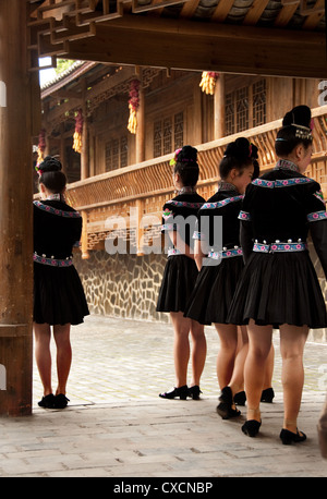 Eine Gruppe von jungen Miao-Tänzerinnen auf der Bühne, Xijiang Dorf, China einsatzbereit Stockfoto