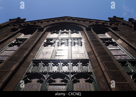 Helles, weißes Licht reflektiert Kirchenfenster Stockfoto