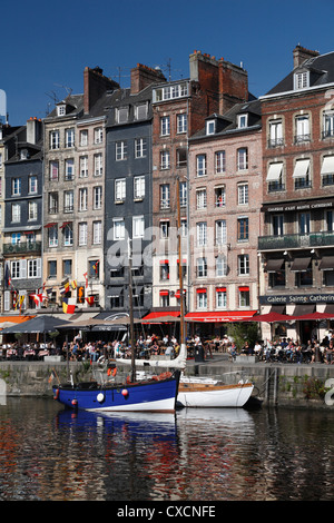 Yachten im Hafen von Deauville gesäumt von Restaurants Normandie Frankreich Stockfoto