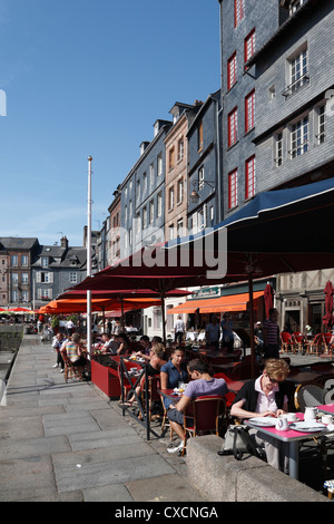 Menschen Essen in Deauville Hafen gesäumt von Restaurants Normandie Frankreich Stockfoto