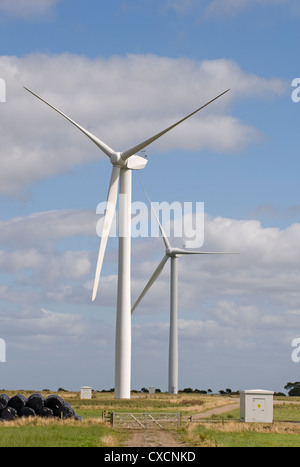 2 riesigen Windenergieanlagen (Schandfleck?) Turm über Ackerland Felder in der malerischen Landschaft - Knabs Ridge Onshore-windpark, Harrogate, North Yorkshire, England Stockfoto