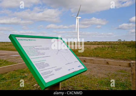 Information Board von riesigen windenergieanlage hoch über Ackerland in Landschaft - Knabs Ridge onshore Wind Farm in der Nähe von Harrogate, North Yorkshire, England Stockfoto