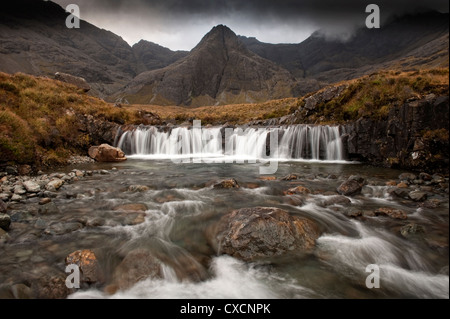 Allt-Kokos-Stream eine Tairneilear mit der Black Cuillin Bergen im Hintergrund, Glen Brittle, Isle Of Skye, Schottland Stockfoto