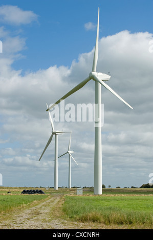 3 riesigen Windenergieanlagen (Schandfleck) Turm über Ackerland Felder in der malerischen Landschaft - Knabs Ridge Onshore-windpark, Harrogate, North Yorkshire, England. Stockfoto