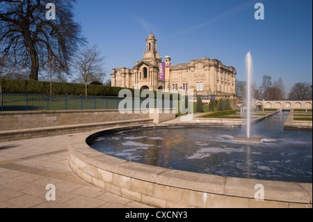 Außenansicht der sonnendurchfluteten Cartwright Hall Art Gallery (großes historisches Museum), Brunnen im Mughal-Garten, Pool & Parterre - Lister Park Bradford, England, Großbritannien Stockfoto