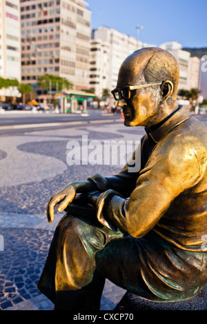 Brasilianischer Dichter Carlos Drummond de Andrade Statue am Copacabana Strand Gehweg, Rio De Janeiro, Brasilien. Stockfoto