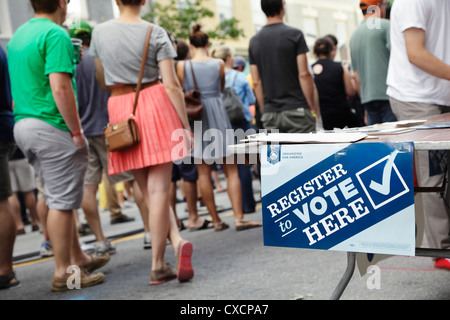 Wähler Erfassungstabelle am Himmel und Hölle-Musik-Festival, Raleigh, North Carolina, USA Stockfoto