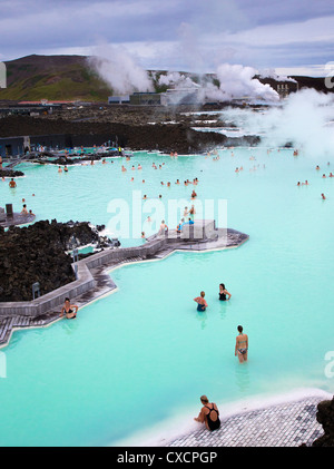 Menschen Baden in den entspannenden Wasser der blauen Lagune, Grindavik, South West Island Stockfoto