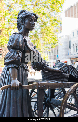 Dublin Irland - Bronze-Statue von Molly Malone auf der Grafton Street, neben Trinity College, von dem Bildhauer Jeanne Rynhart. Stockfoto