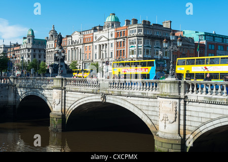 Dublin City. O' Connell Bridge, erbaut 1880, über den Fluss Liffey führt zur O' Connell Street. Die Hauptverkehrsader der Stadtzentrum. Stockfoto