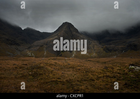 Mountain Stream Allt Kokosfasern einen Tairneilear mit Black Cuillin Bergen im Hintergrund, Glen Brittle, Isle Of Skye, Schottland, Vereinigtes Königreich Stockfoto