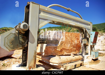 Maschinen im Steinbruch Abbau von Marmor. Stockfoto