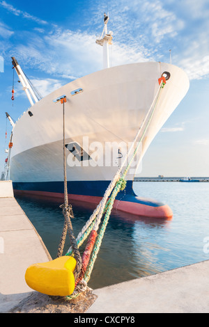 Trockenen Frachtschiff mit bauchigen Bogen angedockt Stockfoto