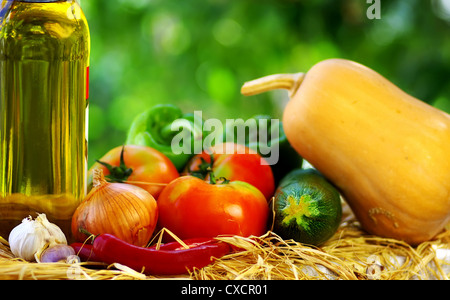 Olivenöl und Gemüse Stockfoto