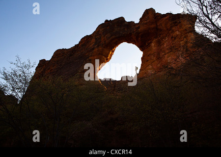 Pedra Furada, Parque Nacional da Serra da Wasserschweine, Piauí Zustand (Wasserschweine Mountains National Park), Nordosten von Brasilien. Stockfoto