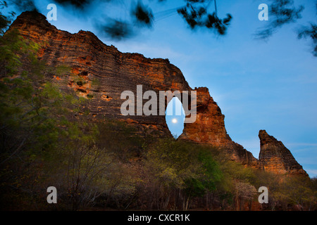 Pedra Furada, Parque Nacional da Serra da Wasserschweine, Piauí Zustand (Wasserschweine Mountains National Park), Nordosten von Brasilien. Stockfoto