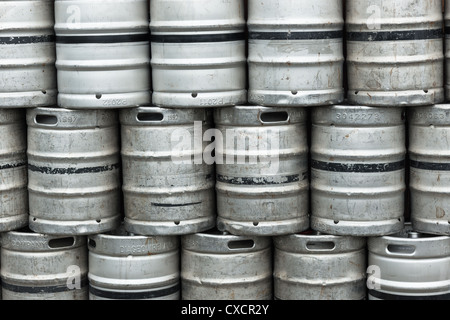 Bierfässer vor einem Pub in Kilkenny, Irland. Stockfoto